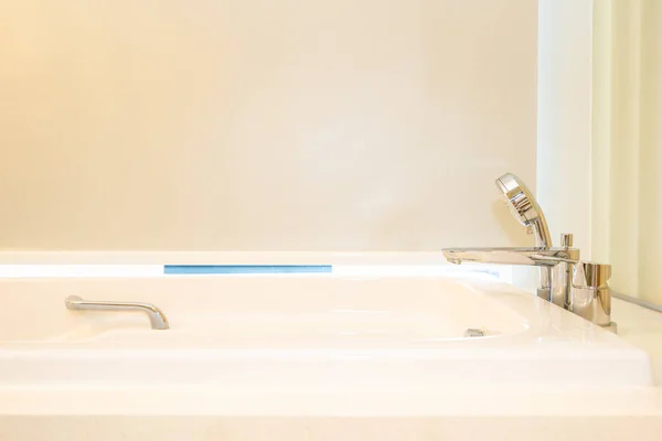 Gyönyörű fehér fürdőkád dekoráció belső fürdőszoba — Stock Fotó