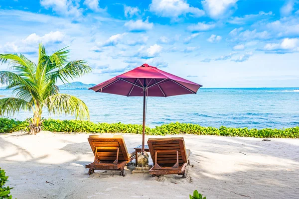 Hermoso paisaje de playa mar océano con cubierta de silla vacía y —  Fotos de Stock