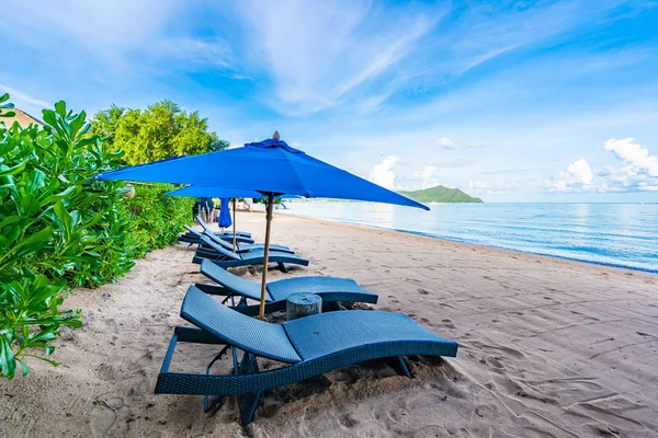 Vacker paraply och Tom säng stol på den tropiska stranden och — Stockfoto