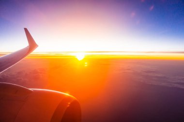 Uçak kanadı güzel havadan görünümden beyaz bulut ve gökyüzü 