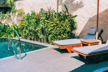 Şemsiye ve sandalye yakın deniz okyanus plaj wi yüzme havuzu etrafında