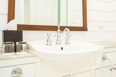 Banyoda musluk suyu ve lavabo dekorasyonu