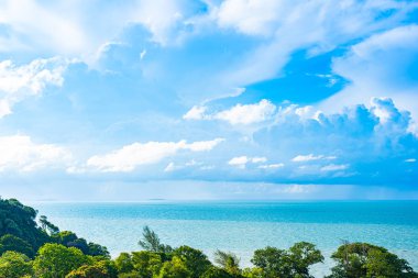 Beyaz bulut ile güzel panoramik manzara veya deniz manzarası okyanus