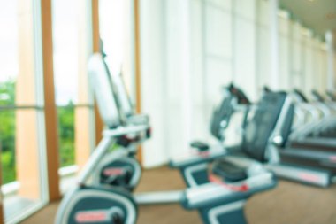 Soyut bulanıklık ve spor salonu iç fitness ekipmanları bulanıklaştırma