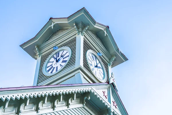Belo edifício de arquitetura com torre de relógio na cidade de Sapporo — Fotografia de Stock