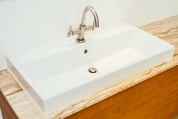 Grifo o grifo de agua y fregadero blanco o decoración de lavabo en ba —  Fotos de Stock