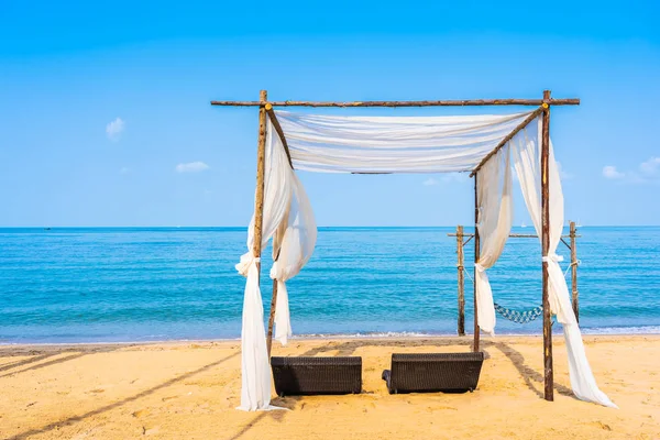 Sedia ombrellone e lounge sulla bellissima spiaggia mare oceano su sk — Foto Stock