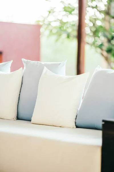 Hermosa almohada cómoda de lujo en la decoración del sofá en la vida — Foto de Stock