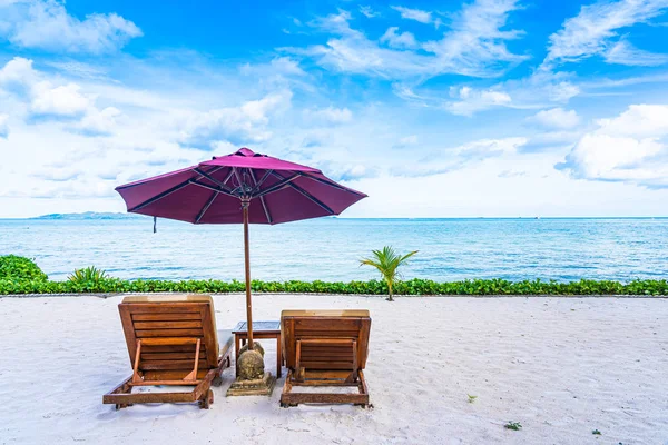 Bela paisagem de praia mar oceano com plataforma de cadeira vazia e — Fotografia de Stock