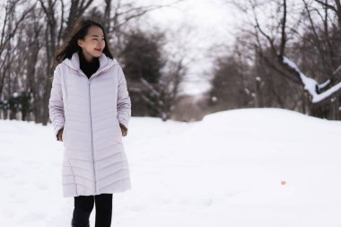 Kar kazanmak seyahat için mutlu gülümseyen güzel genç Asyalı kadın