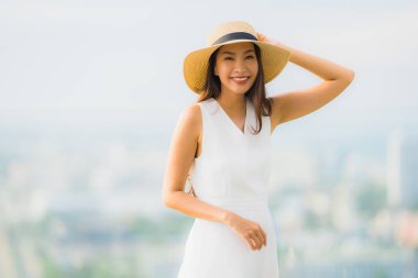 Portre güzel genç Asyalı kadın mutlu gülümseme ro üzerinde Relax