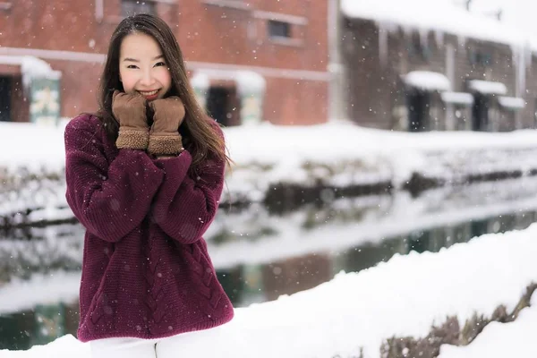 Hermosa joven mujer asiática sonrisa y feliz con viaje en —  Fotos de Stock