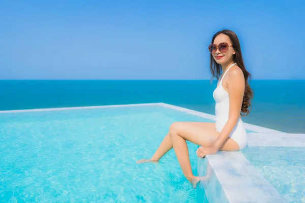 Retrato bonito jovem asiático mulher feliz sorriso relaxar em swimmi — Fotografia de Stock