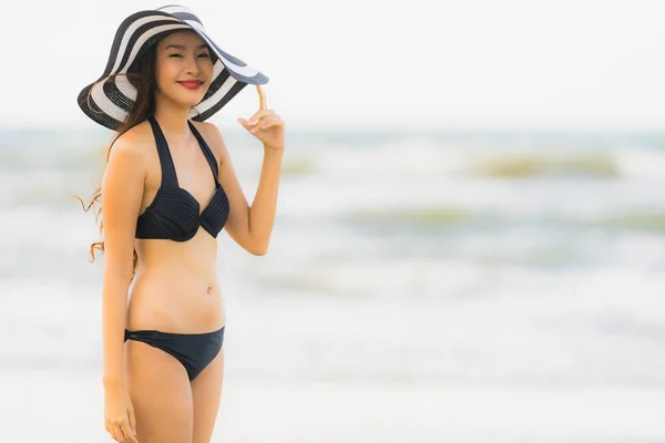 Portrett av en vakker asiatisk kvinne med bikini på stranden – stockfoto