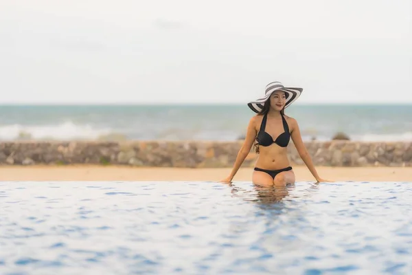 Retrato hermosa joven mujer asiática usar bikini alrededor de natación — Foto de Stock