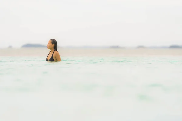 Portre güzel genç Asyalı kadın yüzme etrafında bikini giymek — Stok fotoğraf