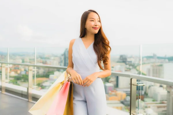 Retrato hermosa joven asiática mujer feliz y sonrisa con shoppi — Foto de Stock