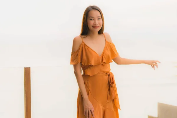 Porträtt vacker ung asiatisk kvinna livsstil Happy Smile med — Stockfoto