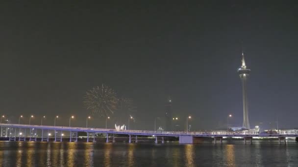 Фейерверки Взрываются Над Азиатским Городом Праздничную Ночь — стоковое видео