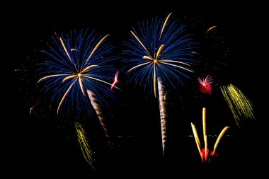 Üzerinde siyah gökyüzü güzel havai fişek