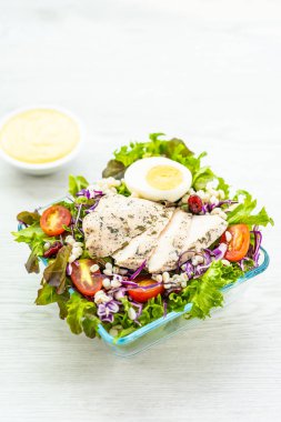 Izgara tavuk göğsü ve et salata