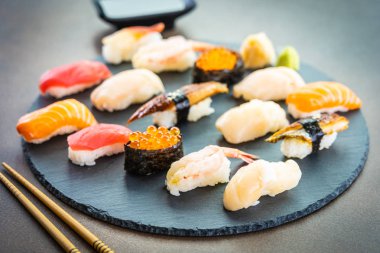 Somon balığı karides karides yılan balığı kabuk ve oth nigiri suşi ayarla