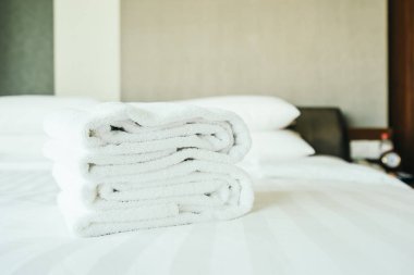 Yatak dekorasyoniç beyaz havlu