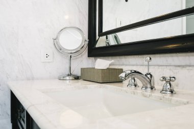 Güzel lüks beyaz lavabo ve bathroo facuet su iç