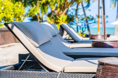 Şemsiye ve sandalye otel resort neary se yüzme havuzunda çevresinde