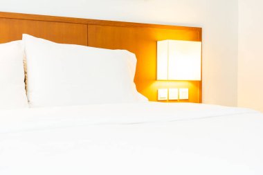 Hafif lamba dekorasyonu ile yatakta beyaz rahat yastık olmak