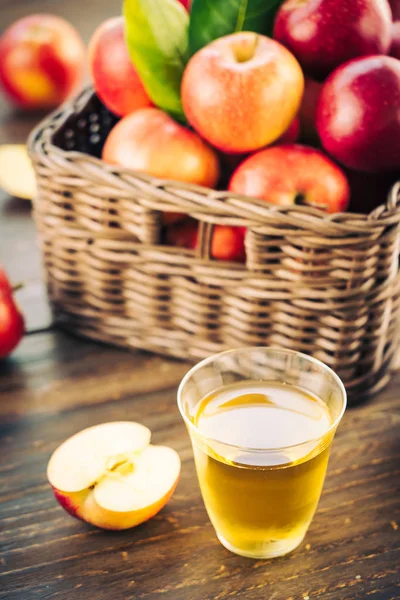 Apfelsaft im Glas mit Apfel im Korb — Stockfoto