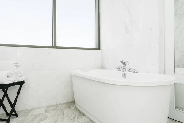 Güzel lüks beyaz küvet banyo iç dekorasyonda — Stok fotoğraf