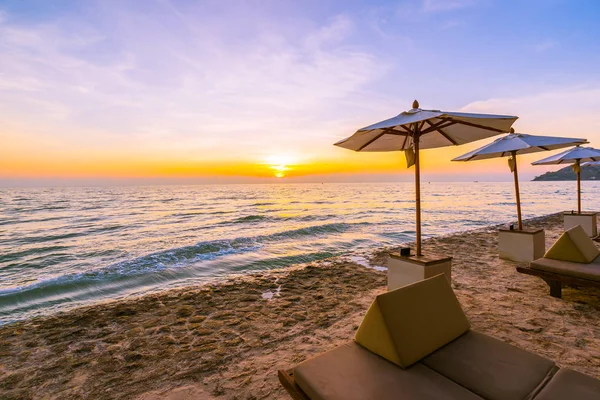 Paraply och stol med kudde runt vackra landskap av bea — Stockfoto