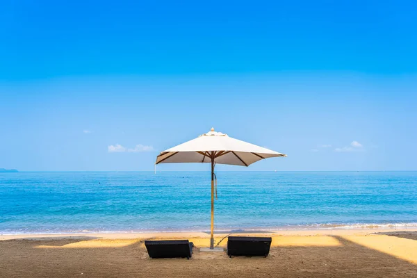 Sedia ombrellone e lounge sulla bellissima spiaggia mare oceano su sk — Foto Stock