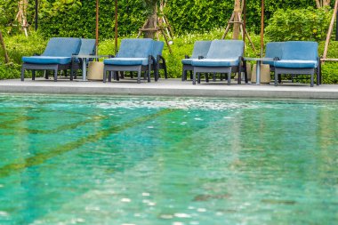 Otel ve tatil sandalye ile güzel açık yüzme havuzu bir