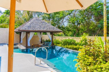 Şemsiye ve sandalye yakın deniz okyanus plaj wi yüzme havuzu etrafında