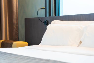 Güzel lüks rahat beyaz yastık ve battaniye yatakta zekâ