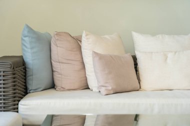 Oturma odasındaki kanepe dekorasyonunda yastık.