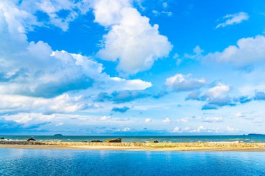 Beyaz bulut ile otel beldesinde güzel açık yüzme havuzu