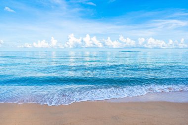 Beyaz bulut mavi gökyüzü ile güzel tropikal plaj deniz Okyanusu ve