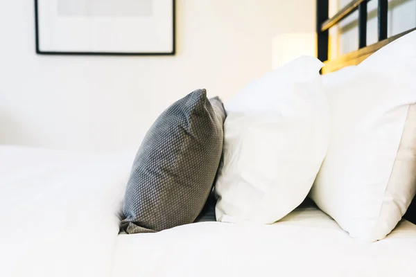 Frumoasă pernă confortabilă de lux pe pat cu lampă ușoară — Fotografie, imagine de stoc