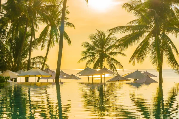 Bela paisagem de natureza tropical ao ar livre de piscina em — Fotografia de Stock