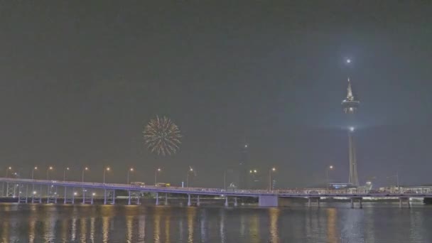 Fyrverkerier Exploderande Över Asian City Holiday Night — Stockvideo