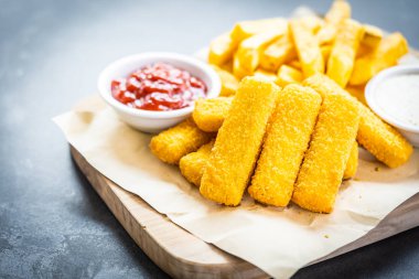 Balık parmak ve patates kızartması veya domates ketçap ve anne ile fiş