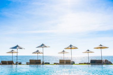 Deniz okyanus üzerinde sky şemsiye ve sandalye ile güzel manzara 