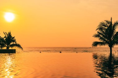 Swimmi etrafında hindistan cevizi palmiye ağacı ile güzel manzara açık
