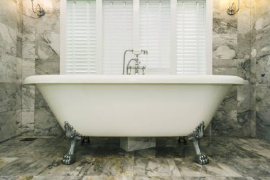 Güzel lüks zerafet beyaz küvet ve su musluk süslemek