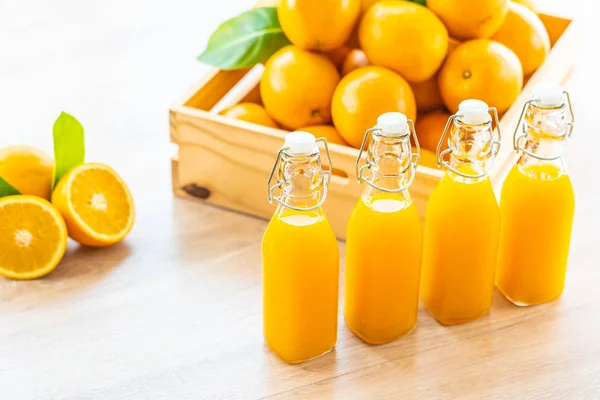 Zumo de naranja fresco para beber en vaso de botella — Foto de Stock