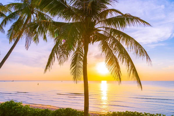 Hermoso paisaje tropical al aire libre de playa de mar océano con coc — Foto de Stock