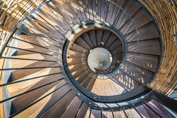 Forma de curva espiral escalera de madera decoración exterior —  Fotos de Stock